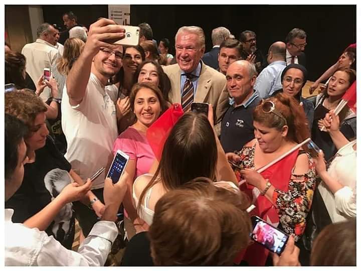 @ugurdundarsozcu "Eşsiz bir ödüldür halkın güveni ve sevgisi!
Bundan daha değerli bir miras yoktur evlâtlarınıza bırakacağınız..."
İşte; yarım asırdır tarihe bilgi ve belge koyan,
güven güvenilirlik demek,
 @ugurdundarsozcu !
Tebrikler Büyük Usta...