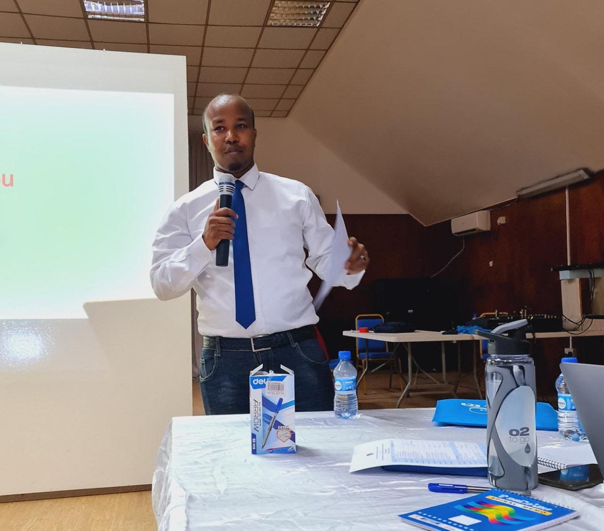 MoIFARSomalia's tweet image. Senior JPLG Advisor, Abdirahman Ahmed Farah takes participants through a presentation of the JPLG achievements and challenges of 2021 as well as the way forward in 2022. 

#JPLG #MOIFAR #FMS #BRA