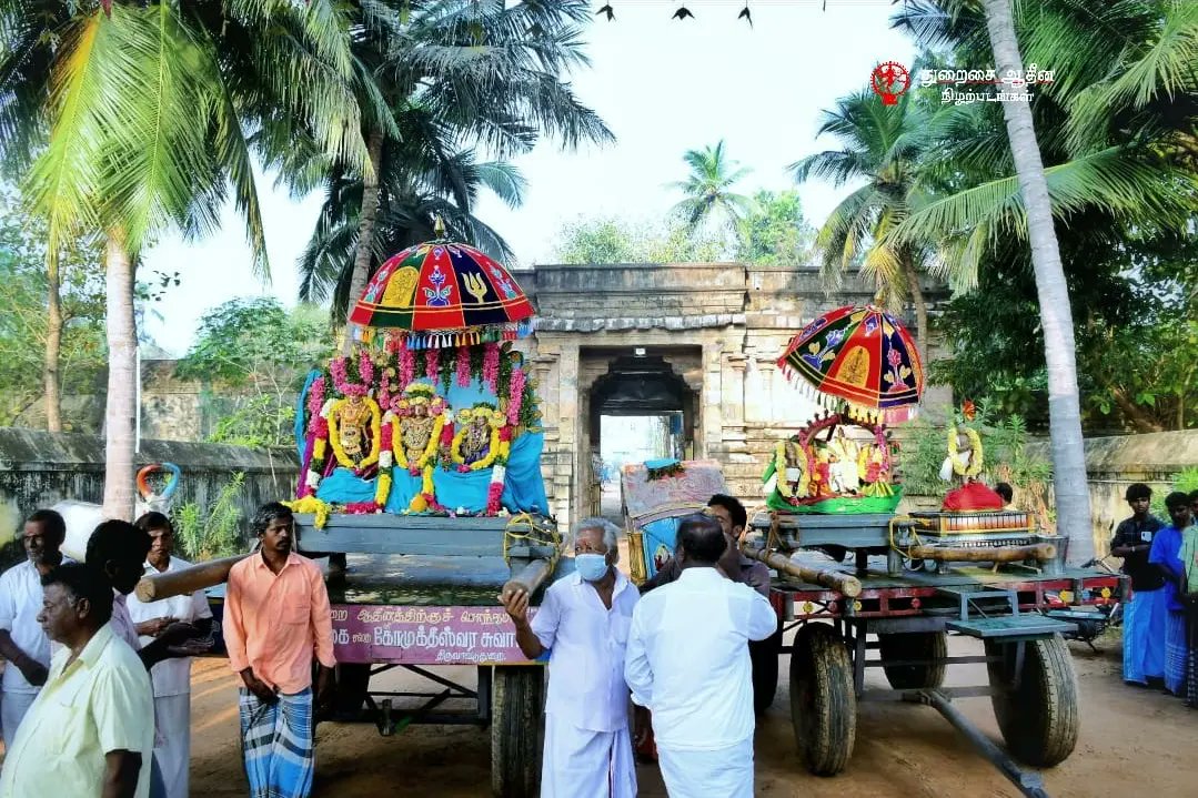Namasivayaaaa's tweet photo. திருக்கயிலாய பரம்பரை திருவாவடுதுறை  ஆதீனத்திற்கு சொந்தமான திருவாலங்காடு ஸ்ரீ வண்டார்குழலி அம்மன் உடனாய ஸ்ரீ வடாரண்யேஸ்வர சுவாமி திருக்கோயில் பங்குனி உத்திரப் பெருவிழாவில் முதல் திருநாளான இன்று  திருக்கொடியேற்றம் முடிந்து பஞ்ச மூர்த்திகள் திருவீதியுலாக் காட்சி சிறப்பாக நடைபெற்றது. https://t.co/bAZqPYS7ze