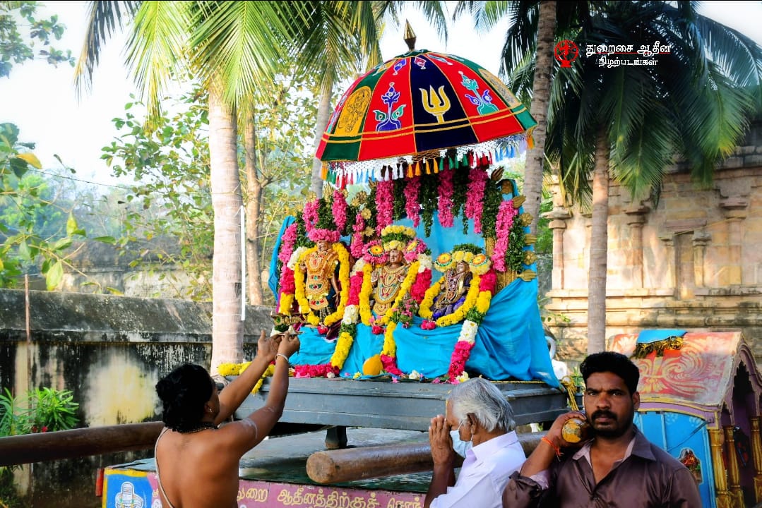 Namasivayaaaa's tweet photo. திருக்கயிலாய பரம்பரை திருவாவடுதுறை  ஆதீனத்திற்கு சொந்தமான திருவாலங்காடு ஸ்ரீ வண்டார்குழலி அம்மன் உடனாய ஸ்ரீ வடாரண்யேஸ்வர சுவாமி திருக்கோயில் பங்குனி உத்திரப் பெருவிழாவில் முதல் திருநாளான இன்று  திருக்கொடியேற்றம் முடிந்து பஞ்ச மூர்த்திகள் திருவீதியுலாக் காட்சி சிறப்பாக நடைபெற்றது. https://t.co/bAZqPYS7ze