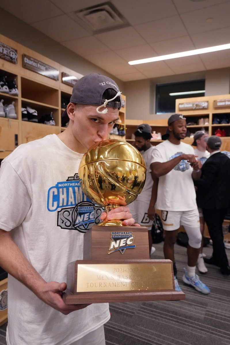 Giving this trophy a Kiss good night. 

📸: <a href="/DSPics/">David Silverman</a>