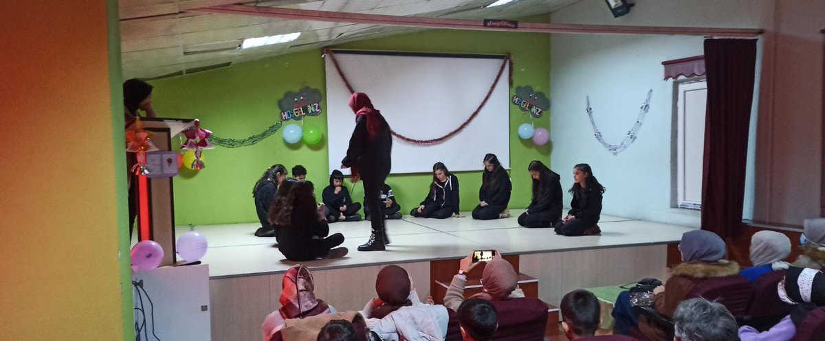 solhan_l's tweet photo. 8 Mart Dünya Kadınlar Günü okulumuz konferans salonunda öğrencilerimiz tarafından hazırlanan program ile kutlandı. https://t.co/GUDK4P54J7