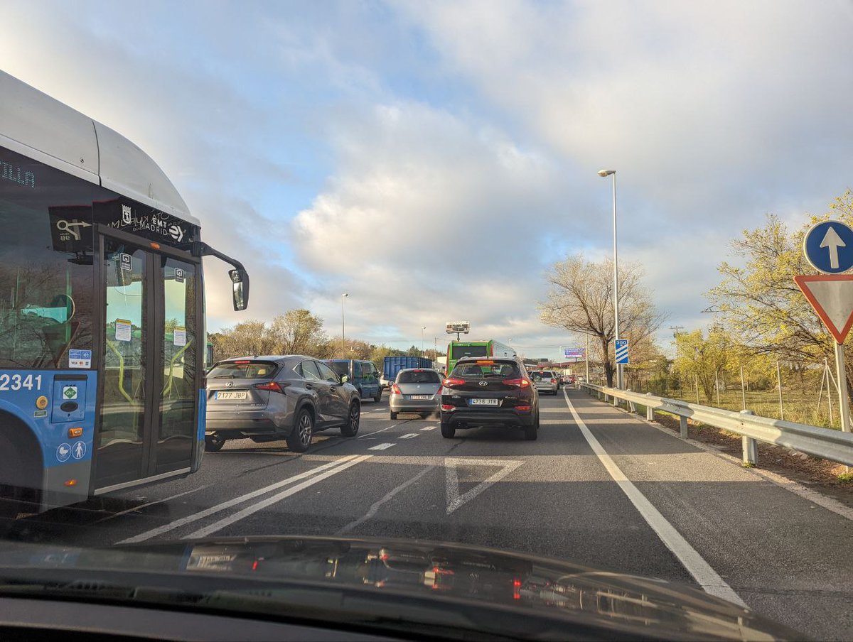 Muchos problemas en la incorporación a la M30 y más adelante, en el acceso a Paseo de La Castellana, en estos momentos. Gracias a la vecina que nos ha enviado esta imagen. #Tráfico #Madrid