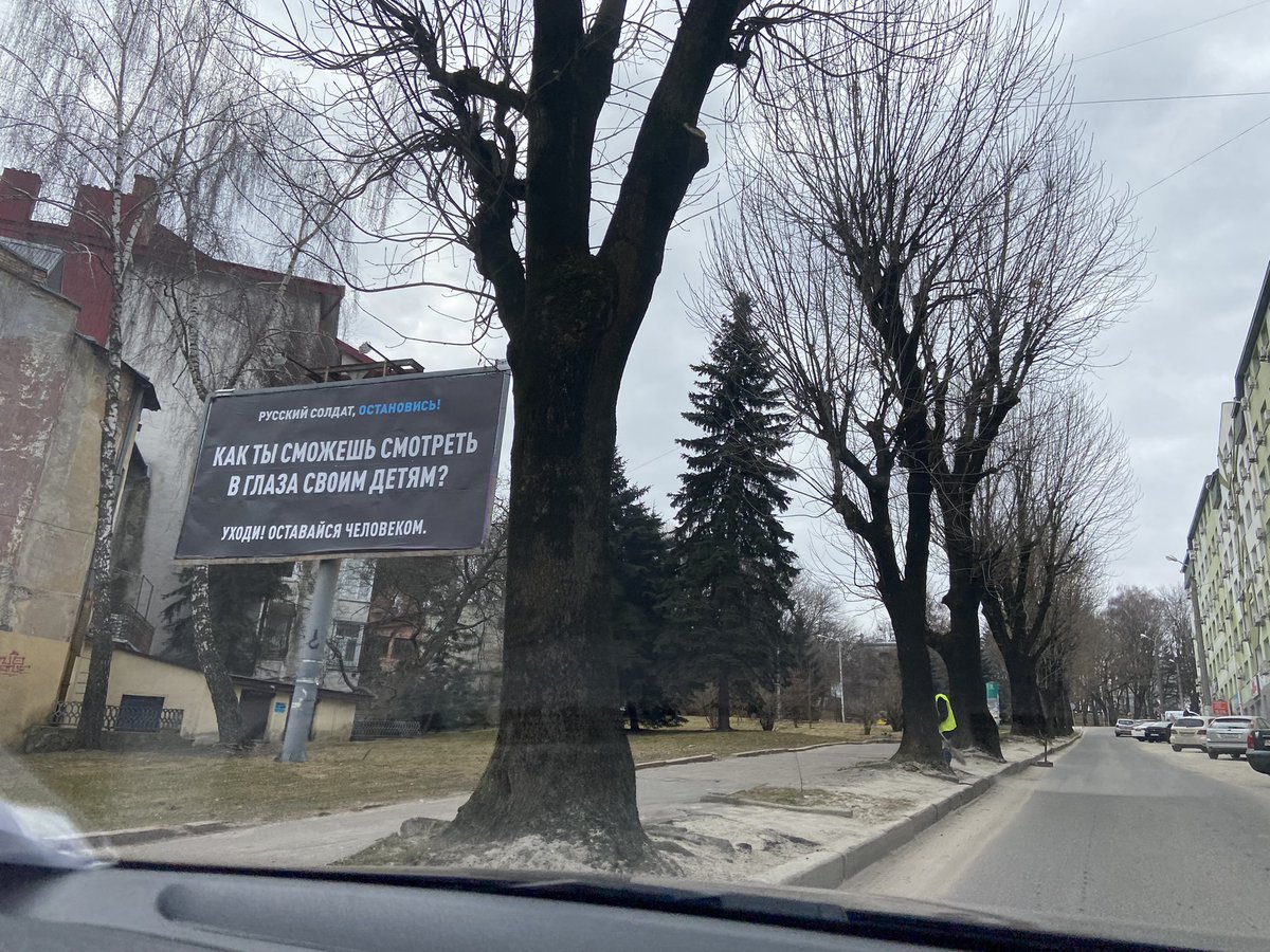 Nog een billboard in Lviv. ‘Russische soldaat, stop!’ staat er. ‘Hoe kun je je eigen kinderen in de ogen kijken? Ga weg, blijf een mens.’