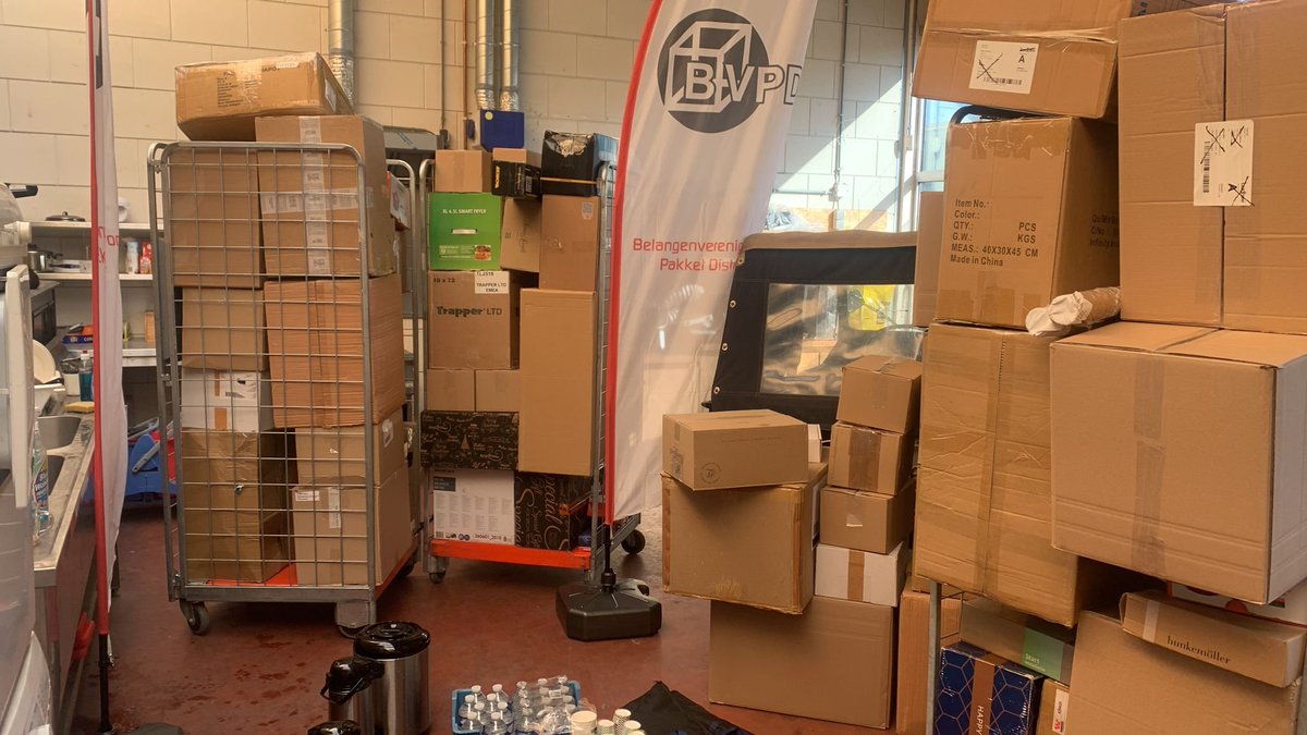 Naar #DenHaag met forse stapel pakketten. Om te laten zien hoe hoog de werkdruk van onze #pakketbezorgers is. Steeds meer bezorgen voor steeds lager tarief kan niet. Daarom overhandigen we op de #DagvandePakketbezorger een petitie aan de #TweedeKamer. Want #Bezorgenisnietgratis