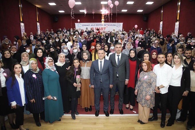 EdremitAdem's tweet photo. Edremit Aile Destek Merkezleri tarafından düzenlenen, 8 Mart Dünya Kadınlar Günü Programı  Süphan Kültür ve Aile Destek Merkezinde gerçekleştirildi. Programa, İlçe Kaymakamımız Muhammet Fuat TÜRKMAN ve eşi Akife İpek TÜRKMAN hanımefendi ve İlçe Kurum Amirlerimiz katılım sağladı. https://t.co/xbYwoCebh8