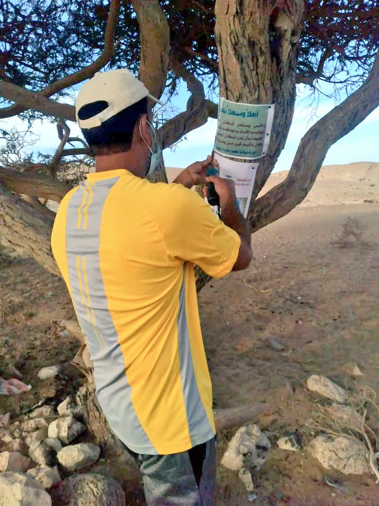 NASERALJSSASI's tweet photo. وجد أحمد المقبالي في منطقة الجفرة بـ #عبري بقايا طعام فقام بجمعها وحملها إلى حاوية النفايات ووضع على"السمرة"ملصق توعوي بأهمية المحافظة على النظافة.
هذا دأب أحمد كلما شاهد ما يشوه المنظر العام ويضر بالبيئة وبما أن @moi_dhr لديها حملة #جمالها_في_بقائها إسئذنته بالنشر دعما للحملة. https://t.co/82eqfpLXBY