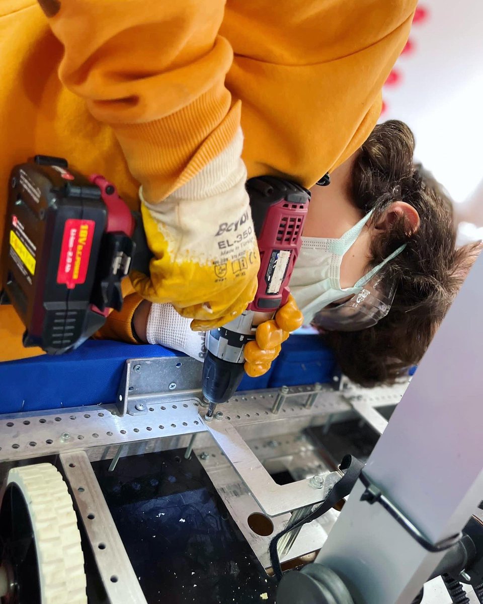 MEFThunders7035's tweet photo. Working at full speed⚡️🛠 #frcturkey #frc2022 #frcrobotics #fikretyükselvakfı #frcistanbul https://t.co/8qSnweWwoX