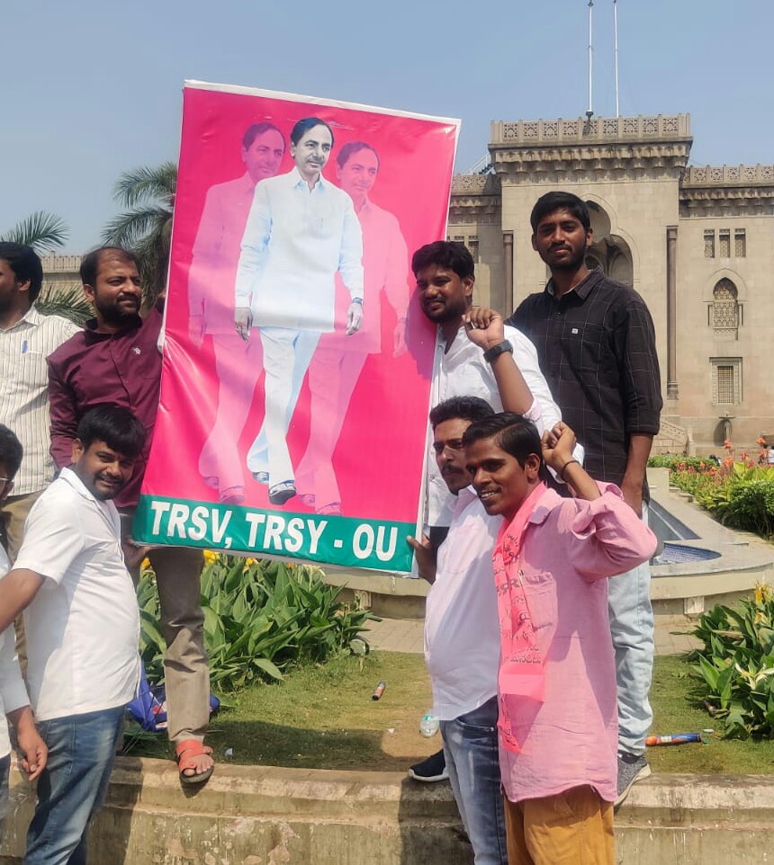 PrakashTRSV's tweet photo. సీఎం కేసీఆర్ గారు అసెంబ్లీ సాక్షిగా తెలంగాణ నిరుద్యోగుల కొరకు ఉద్యోగ ప్రకటనలు జారీ చేసిన సందర్భంగా ఉస్మానియా యూనివర్సిటీ ఆర్ట్స్ కళాశాల ముందు TRSV రాష్ట్ర ప్రధాన కార్యదర్శి గదరాజు చందన్న  ఆధ్వర్యంలో జరిపిన సంబరాల్లో పాల్గొనడం జరిగింది..
@KTRTRS @DrErrolla @JAGANTRS @ashapriya09 https://t.co/hzBIDqvw9V