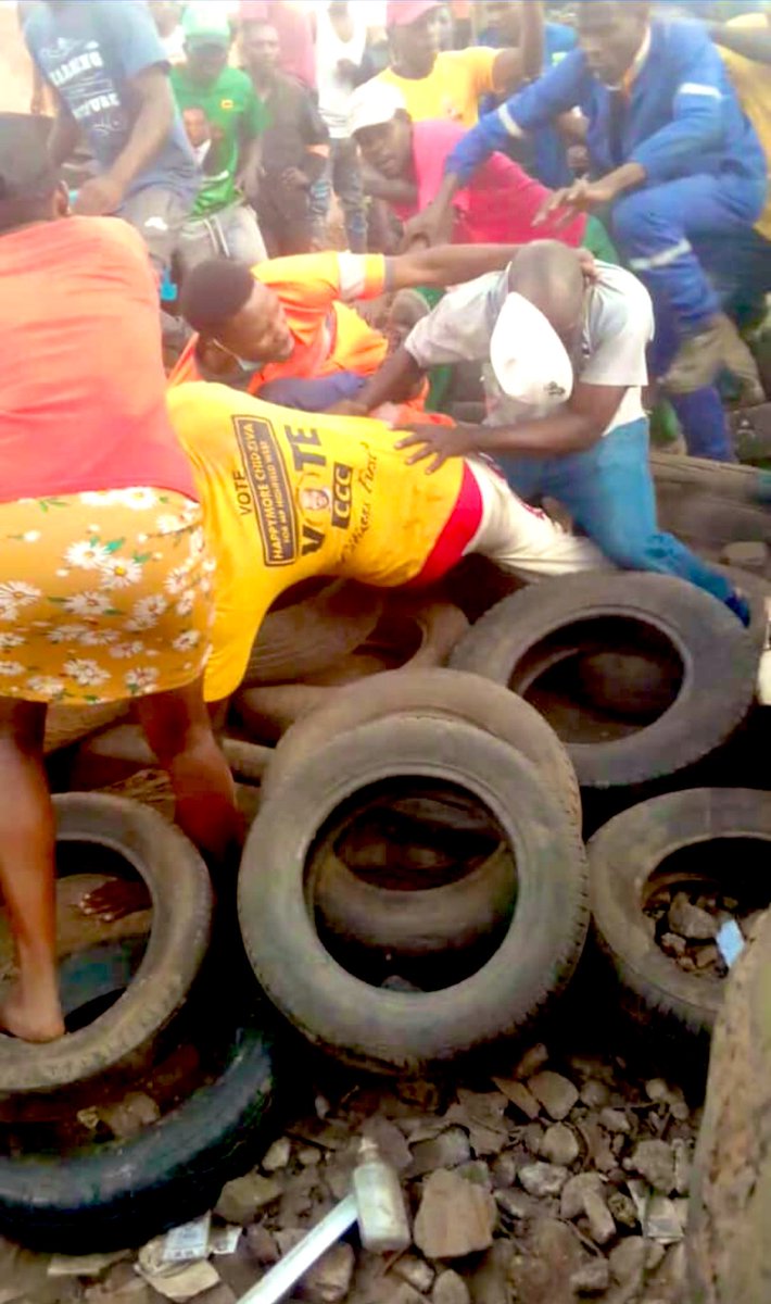 daddyhope's tweet image. This picture shows ZANUPF thugs beating up @CCCZimbabwe Ward 26 Council candidate Maxwell Dutuma yesterday in Highfields.

As usual, it is Maxwell Dutuma who is now in custody.

When a political party resorts to violence, it means it knows it doesn’t have citizen support.
RETWEET