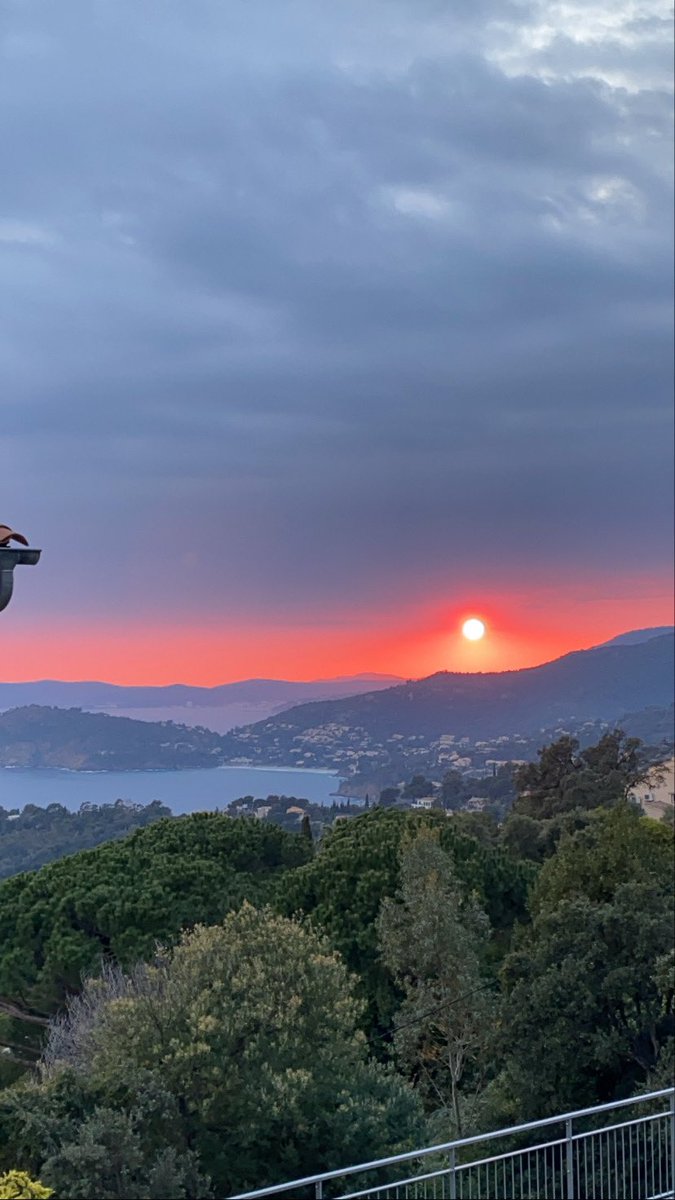 lavilladouce's tweet photo. Coucher de soleil à La Villa Douce ✨

#sunset #CotedAzurFrance @GolfeStTropez @domainedurayol @VisitVar @VisitCotedazur https://t.co/0ifl7D5xAR
