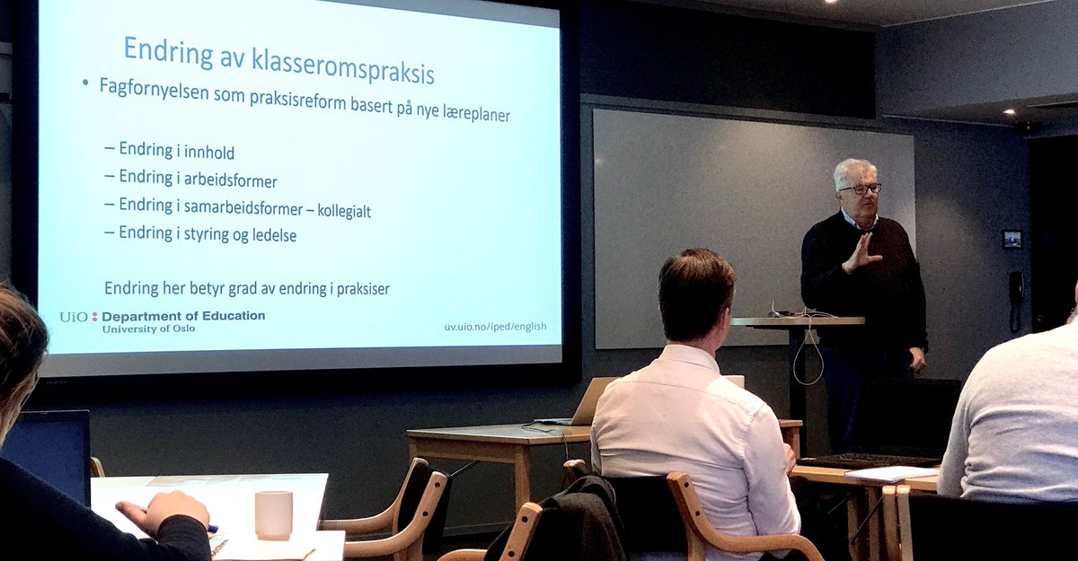 UiO_FIKS's tweet image. - Fagfornyelsen er en praksisreform, og vi trenger endring i blant annet arbeidsformer, styring og ledelse og ikke minst samarbeidsformer, sier professor Sten Ludvigsen @UniOslo_UV i ledersamling for @Osloskolen. 

Sosial praksis, ledelse og ressurser møtes i #LK20 #DeKomp