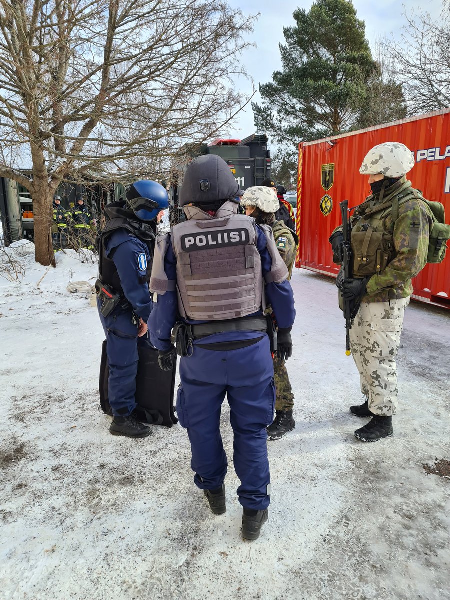 Paikallispuolustusharjoitus #Papu22 Helsingin pelastuslaitos raskas pelastusryhmä ja @KaartinJR jääkärirykmentti sotilaspalokunta, poliisi ja paikallisjoukot. Turvallisuus on yhteinen asia.