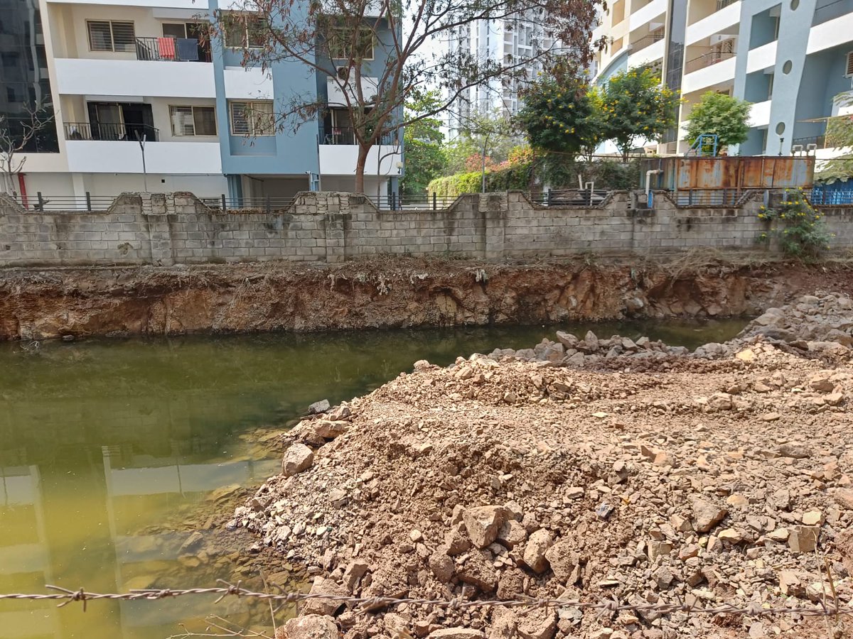 dusadsumit's tweet photo. @PMCPune Builder/owner didn't finish the work which is leading to water clogging in the plot between Kumar primrose and #Gracia society in #Kharadi.This has become breeding site for #Dengue mosquito, snakes &amp; risky. Need ur urgent action. @kumar_chs @KhswaPune @SurendraPathare https://t.co/4uxUhmfADN
