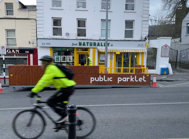 KildareCoCo's tweet photo. We’re pleased to confirm the installation of the first public parklet on Main Street, Naas, designed for use by all, incl seating

Additions will follow including planting and levelling at footpath to facilitate wheelchair and buggy access.

More info - https://t.co/6aEGy7M6Vg https://t.co/ZjxImPZCay