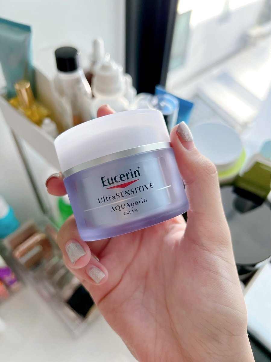 moonmoonreview's tweet photo. สาวก Eucerin ห้ามพลาด ตัวนี้ราคาดีสุดๆ AQUAporin บอกเลยว่าใช้แล้วผิวชุ่มชื้น ฉ่ำน้ำตั้งแต่ครั้งแรก รู้สึกหน้าอิ่มน้ำไปเลยยาวๆทั้งวัน ตอนแรกที่สนใจเพราะอ่านมาว่า ช่วยกักเก็บน้ำในเซลล์ผิวได้กว่า 5 เท่าเลย แต่งหน้าติดทนขึ้นด้วย ที่สำคัญคือไม่แพง 555 แนะนำจริงตัวนี้ #ใช้จริงรีวิวจริง https://t.co/OAl56PXWbY