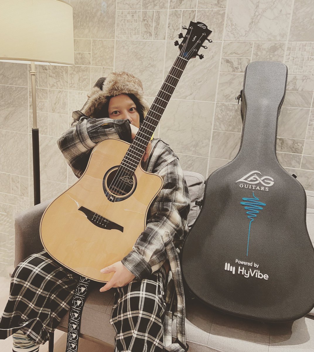 My new gear...!
自分で自分の誕生日プレゼントを贈りました。
KORGのショールームにて誕生日の丁度1ヶ月前に出逢ってしまった
フランスのギターメーカー LAG GuitarsのTramontaneシリーズの「THV30DCE」(名前はまだ無い)
このギターと一緒に沢山曲作って、色んな場所へ音を鳴らしに行こうと思います！