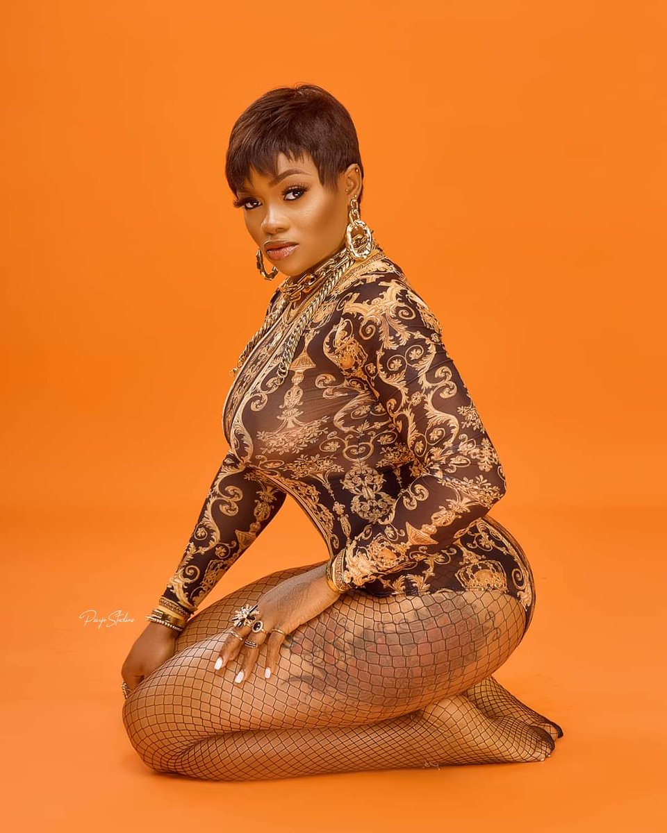 Bimstr237's tweet photo. Un an de plus pour la belle @kameni237 ce jour.
Elle est l'une des artistes les plus en vue de ces dernières années. 

À quel niveau la placez-vous dans la hiérarchie des meilleures artistes kamers ?

#BimstrHBD 
#TT237 https://t.co/ZW8F1Yqcvk