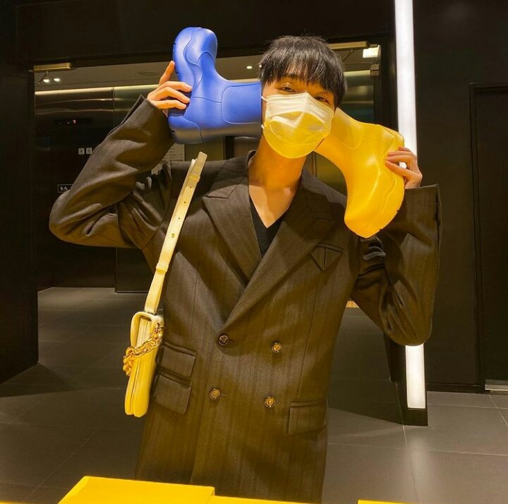 aseesaw_d's tweet photo. Happy Birthday Simon Dominic!!
อวยพรให้พี่ลุงซัมดีมีแต่ความสุข สุขภาพแข็งแรง จะรอฟังเพลงใหม่นะ>< @longlivesmdc 🍷🎤
#SimonDominic 
#livelongmySMDC https://t.co/OxrqdpMpM9