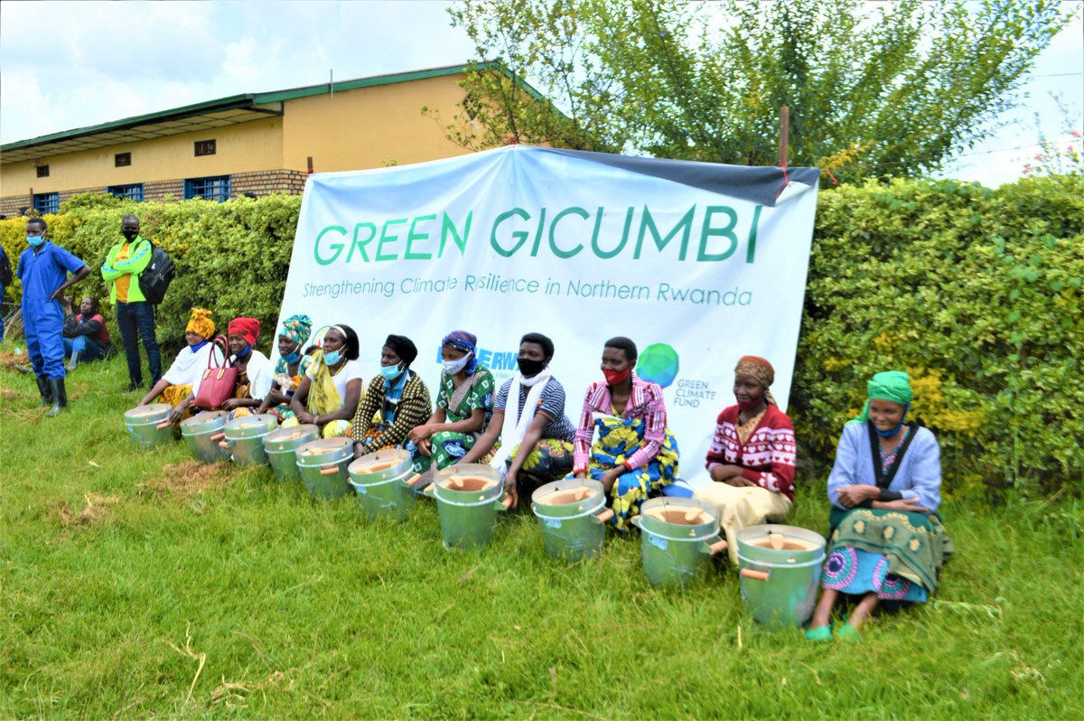 Muri rwego rwo kwizihiza umunsi mpuzamahanga w’Abagore wizihijwe ejo kuwa kabiri, binyuze mu mushinga #GreenGicumbi, @GreenFundRw ku bufatanye na @GicumbiDistrict yatanze imbabura 850 zironderereza ibicanwa ku miryango yo muri aka Karere, yiganjemo ingo ziyobowe n’abagore.