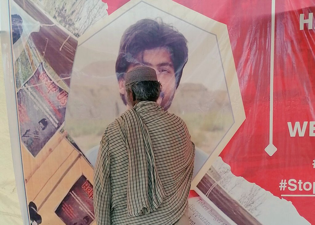 SazainBaloch4's tweet photo. چند الفاظ کہہ کہ میں اس درد کو تو نہیں بیان کر سکتی  بس اتنا کہوں گی کہ "مہرانی چراگ منی گاریں شُما کسّا نیست ء باریں"  بے بس باپ اپنے لاپتہ بیٹے بلکہ ہیرے کی تصویر کو چومتے ہوئے  💔 

#BringBackScholar 
#BringBackHafeezBaloch 
#ReleaseHafeezBaloch https://t.co/ZS882qYa9J
