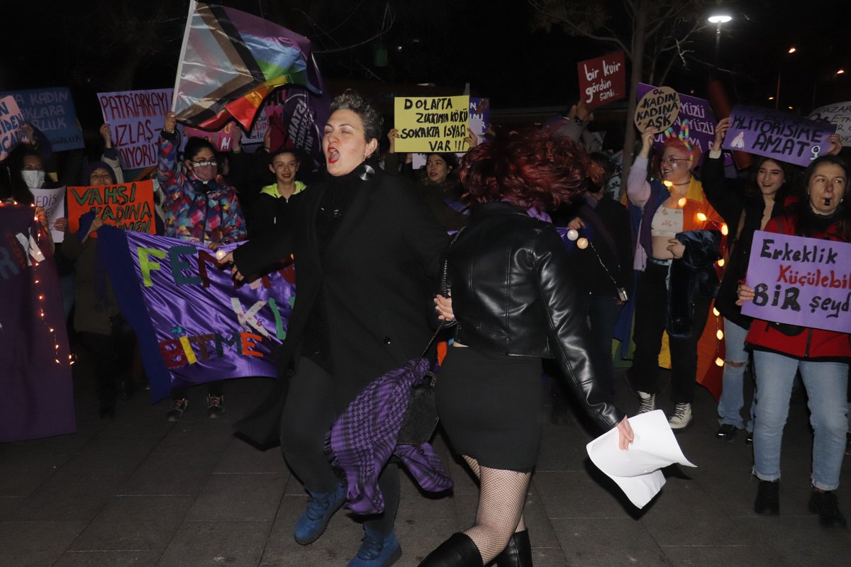 ckadinplatformu's tweet photo. DİRENİŞ SENİN KANINDA KIZ KARDEŞLERİN YANINDA!
#8M2022 #feministgeceyürüyüşü #çanakkale https://t.co/bhYin917mD
