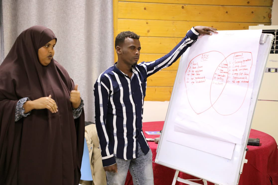 USAIDBarAmaBaro's tweet photo. For the purpose of upskilling the ABE teaching workforce, @USAIDBarAmaBaro with @moechesomalia organized training on ABE Policy for 28 ToTs, who will in turn train our ABE headteachers. We’re committed to expand access to quality education for Somali children https://t.co/xYJNnqFgwP