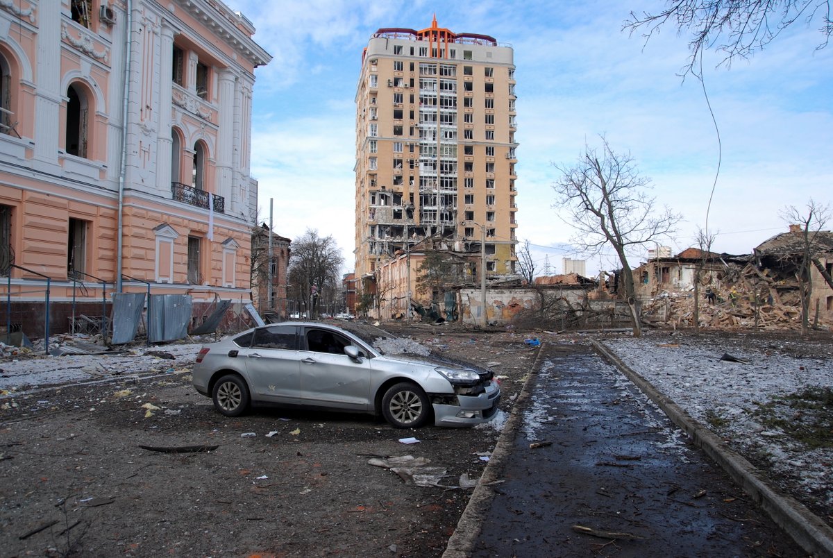 Есть ли свет в харькове сегодня. Харьков фото сейчас 2022. Здание нами. Русские атаковали белый дом. Харьков сейчас.