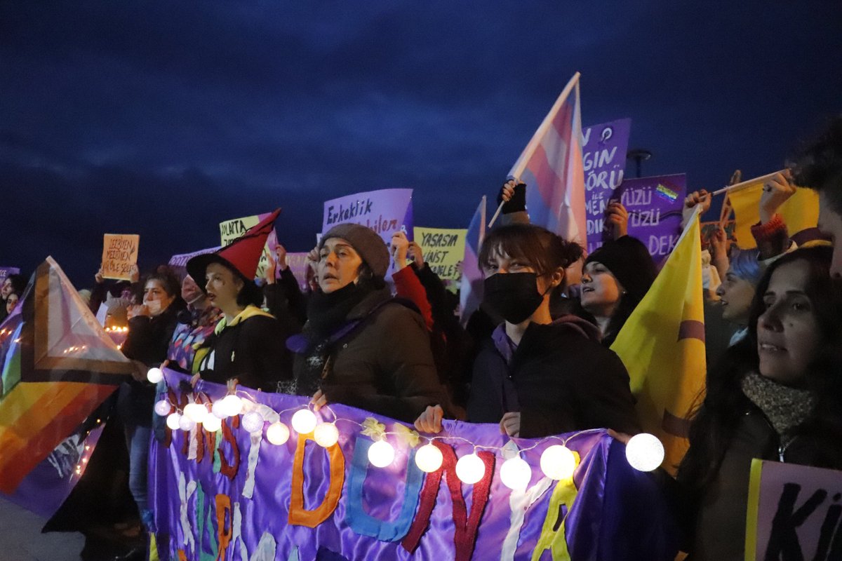 ckadinplatformu's tweet photo. #8M2022 #feministgeceyürüyüşü #çanakkale https://t.co/8TKeIhR7wA