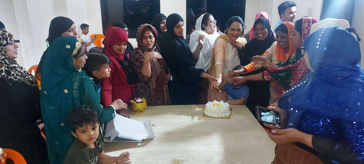 farzanaskmim's tweet photo. AIMIM उत्तर-पश्चिम जिला कार्यकारी अध्यक्ष फरज़ाना काज़ी ने ८ मार्च अंतरराष्ट्रीय महिला दिवस के अवसर पर  अपनी टीम के साथ महिला दिवस मनाया
#नारीशक्ति
#महिला दिवस https://t.co/xfS8nT9QYR