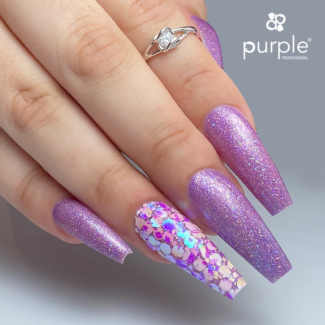 Hi Purple Lovers! What about this inspiration for Wednesday? 💜

Gel Polish P2158 So Luxurious 
.
Work by Inês Vieira
@ inesvieira_naildesigner Nail Artist from Portugal

#purpleprofessional #nails #nailinspo #nailart