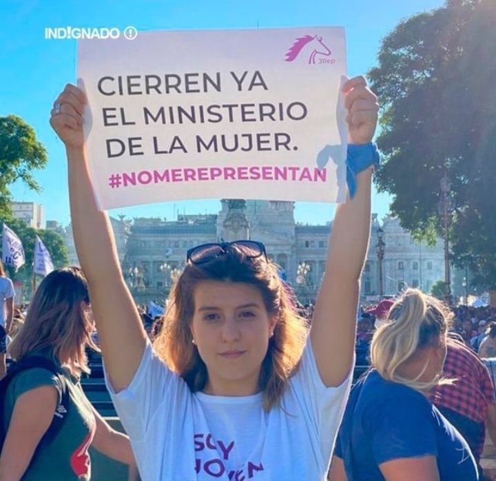 NYP999's tweet photo. Aunque el perfil dominante en medios sea otro. Muy bizarro. Otras mujeres también dicen lo suyo. https://t.co/ey2FNSH6nm