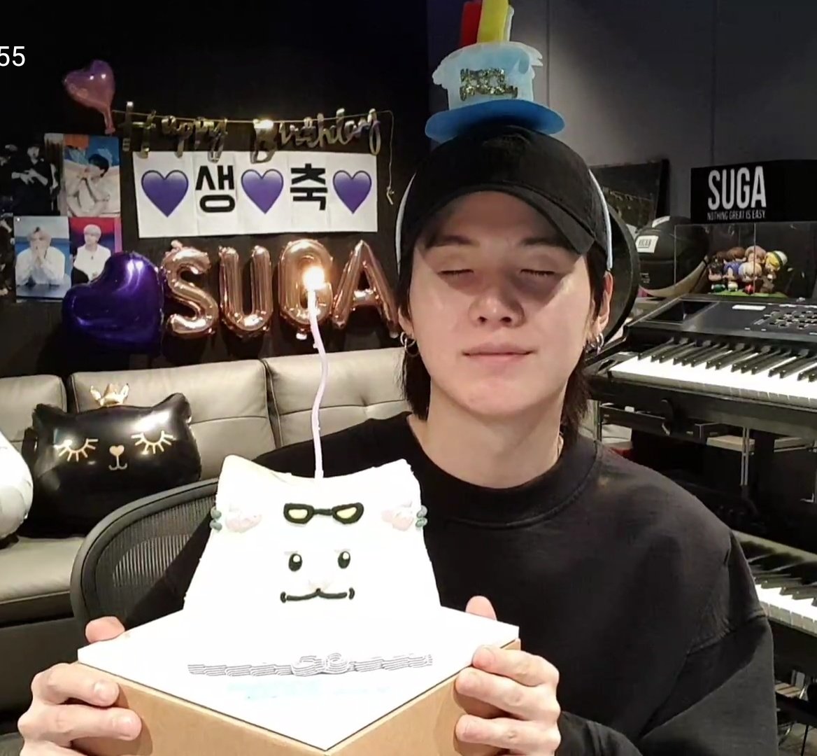hobisworld18's tweet photo. HAPPY BIRTHDAY YOONGI!! 🥳🥳
I hope you have a blast I wish you all the happiness ,health, and wealth, and may all your wishes come through. I love you!! 💜💜💜
#HappyBirthdaySUGA
#HappySUGADay
#OurGeniusProducer
#ItsSUGAHyungDay
#HappyBirthdayAgustD
#MinPdDay
#YOONGIDAY https://t.co/SWydyt2l5Z