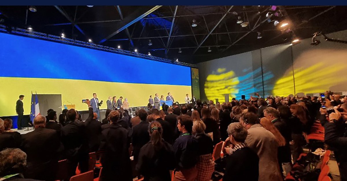 regionerne's tweet photo. Over 2.000 folkevalgte fra EU’s byer og regioner har på @EU_CoR topmøde vedtaget støtteerklæring til Ukraine og er enige om at hjælpe med alle midler til rådighed.

"Vi kan og vil hjælpe, bl.a. med at behandle syge og sårede," siger @KarstenUno 👉

https://t.co/1exk9MTroW
#dkpol https://t.co/8CMgkD7E12