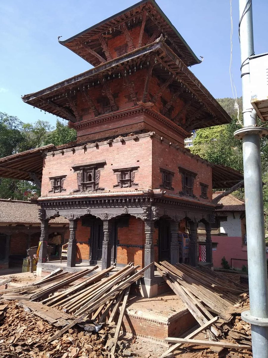 nepal_samata's tweet photo. दुःखद खबर। करिब दुई बजे दिउस एकाएक २१२ वर्ष बढीको अमर नारायण मन्दिरको पूर्व र दक्षिण को पुरै तल्लाको भागहरु खसेको छ।  समयमै सुरक्षाको आवश्यकता  छ। सम्बन्धित पक्षको ध्यान जानु जरुरी छ। https://t.co/D3Va00ypOe