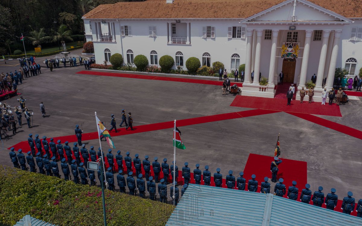 StateHouseKenya's tweet photo. 2/2 The elaborate State Reception Ceremony for the Zimbabwe🇿🇼 Head of State, who is on a 3-day State Visit of the Republic of Kenya🇰🇪, included a colourful Guard of Honour mounted by a detachment of the Kenya Air Force and a 21-Gun Salute. @kdfinfo https://t.co/NnvEORpFnE
