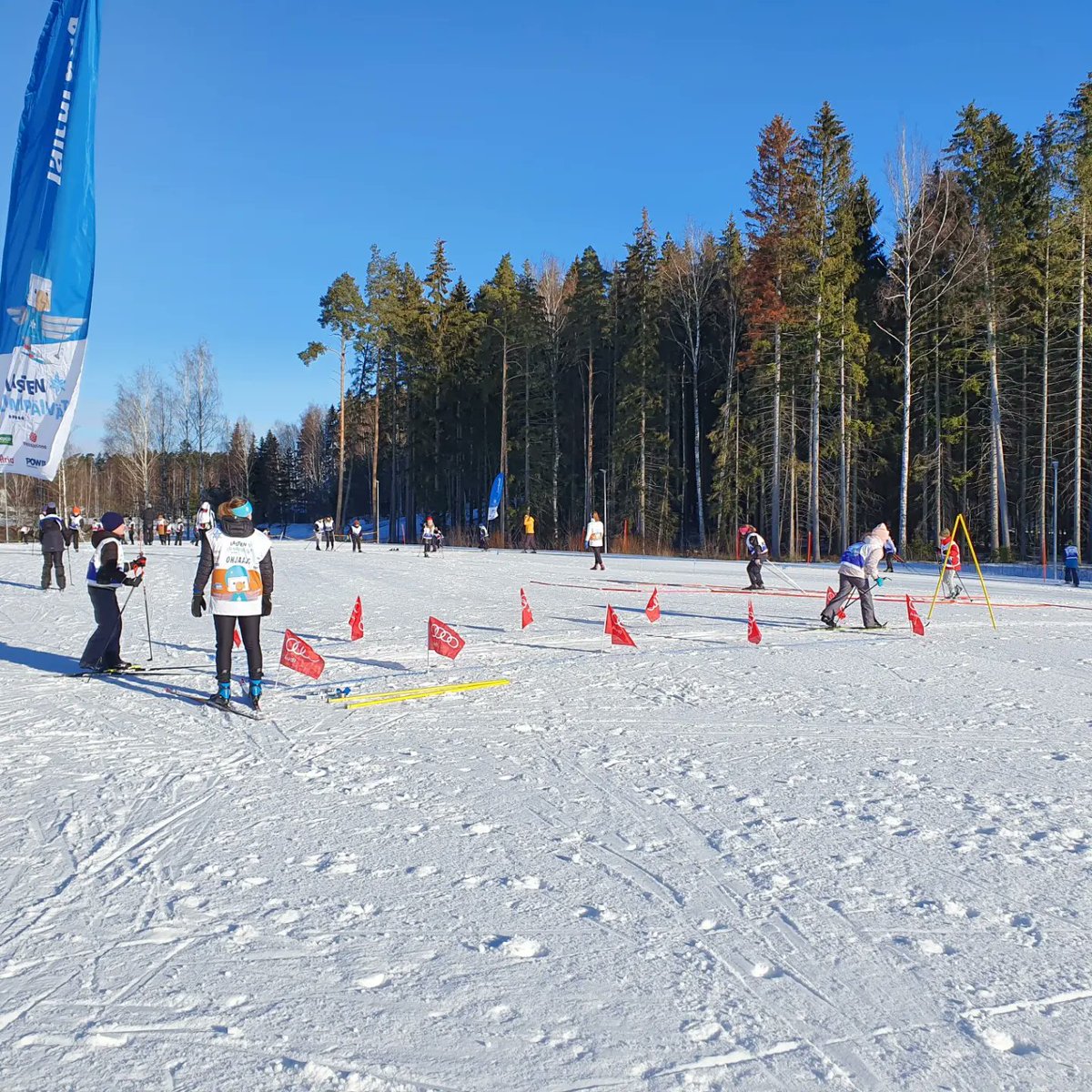 Lumilajit's tweet photo. Suomalaisen talven parhaimmat ulkoilmakelit ovat käsillä, kun Lasten Lumipäivien kiertue ottaa loppukiriään maaliskuun auringonpaisteessa 🌞

Vielä kourallinen tapahtumia jäljellä! https://t.co/3pU9TL0B4k