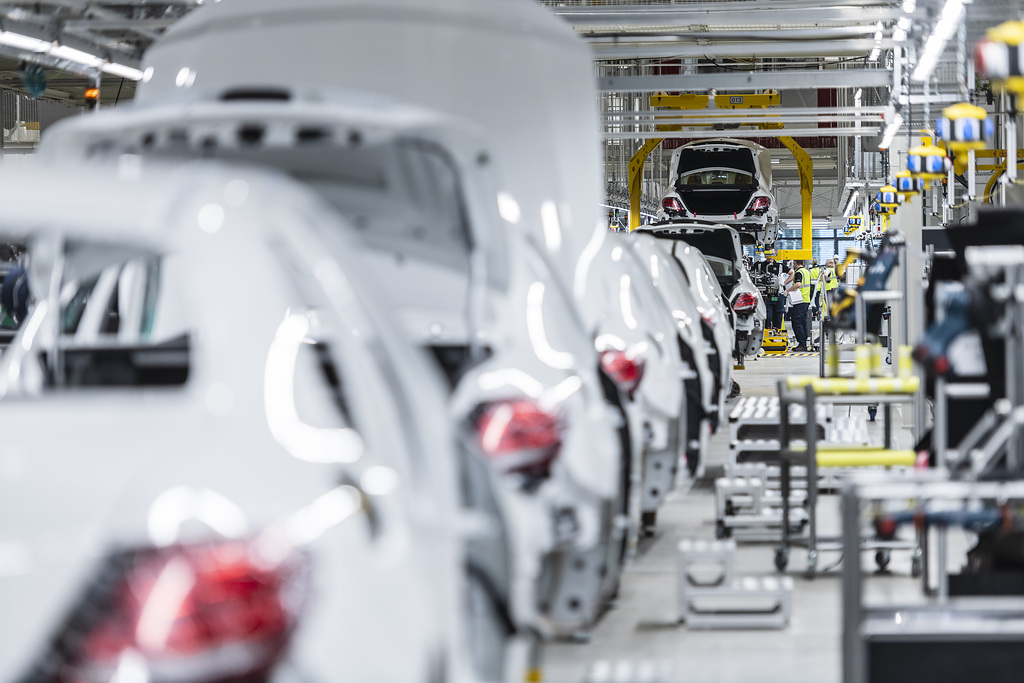 MBLodz's tweet photo. W związku z rosyjską agresją na Ukrainie, Mercedes-Benz zawiesił do odwołania wszelki eksport samochodów osobowych i dostawczych do Rosji oraz produkcję w fabryce. #rosja #mercedesbenz #fabryka #wstrzymanieprodukcji
https://t.co/OHtuS0RdeT https://t.co/AeYoY7nutZ