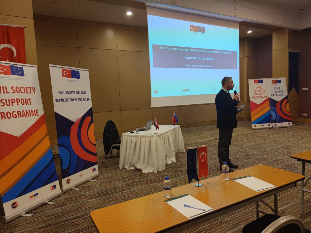 Sivil Toplum Diyaloğu VI ve Sivil Toplum Destek Programı III Raporlama Eğitimi bugün Proje Uygulama Daire Başkanı A.Hakan Atik’in açılış konuşmalarıyla Ankara’da başladı. <a href="/ABBaskanligi/">T.C. Dışişleri Bakanlığı Avrupa Birliği Başkanlığı</a> <a href="/EUDelegationTur/">AB Türkiye Delegasyonu🇪🇺EU Delegation to Türkiye</a> @cfcuturkey