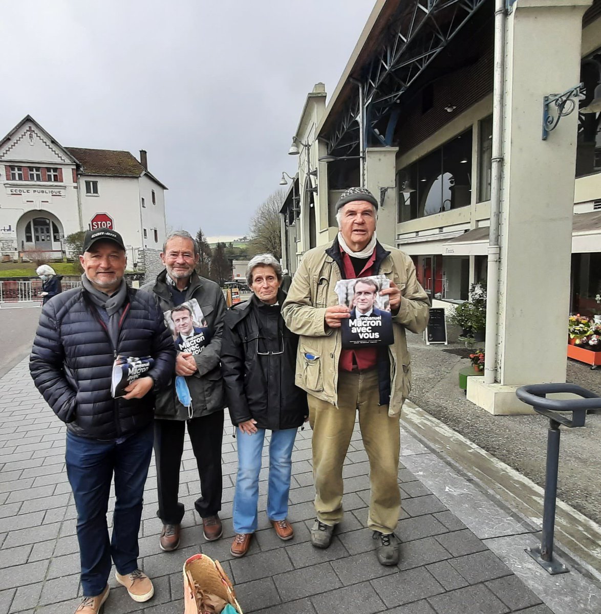 EnsembleCit64's tweet photo. A #Orthez nos équipes viennent également à votre rencontre pour défendre le bilan de notre #MajoritePresidentielle !

#5ansdeplus #Macron2022 #avecvous2022 https://t.co/3wv7bWProg