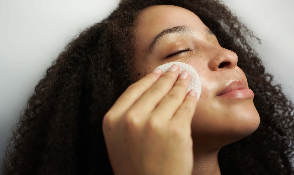Liefessentials's tweet image. A cleansing pad that cleans, hydrates and moisturisers at the same time💦

#lovelief #veganbeauty #veganskincare #skincare #skincareuk #organicskincare #clearskin #cleanskin #crueltyfree