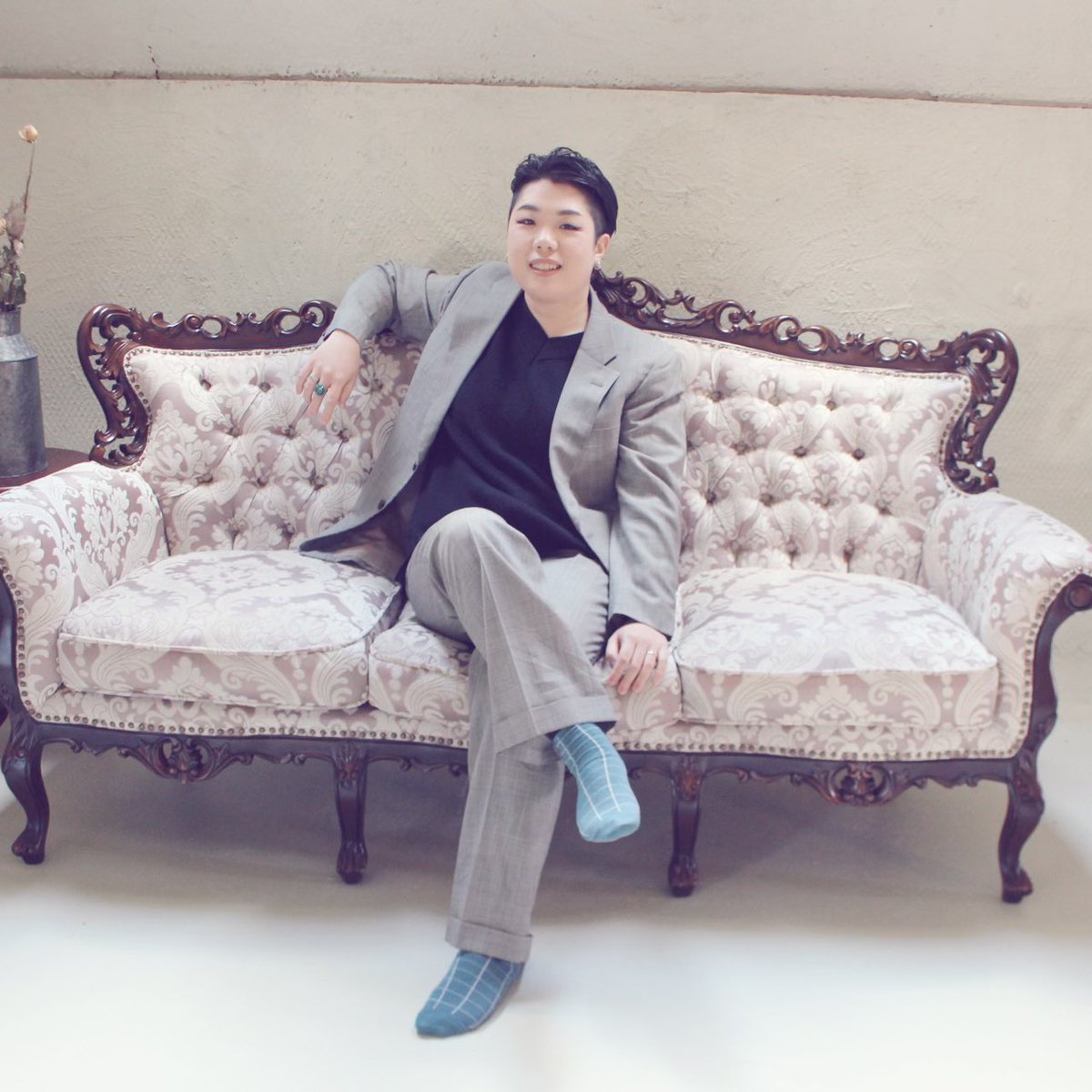 yumemi_nn's tweet photo. 劇的にご無沙汰しております、夢井です。

何も言わずに(すみません本当)実質休止していた音楽活動ですが、そろそろ再始動できる目処が立ち、戻ってまいりました。
何度だって一からはじめるわよ！よろしくお願いするわね！

(p.s. イメチェンしました🌟このマフィアのボスみてえなのが近影です。) https://t.co/Hlekx9SSbV