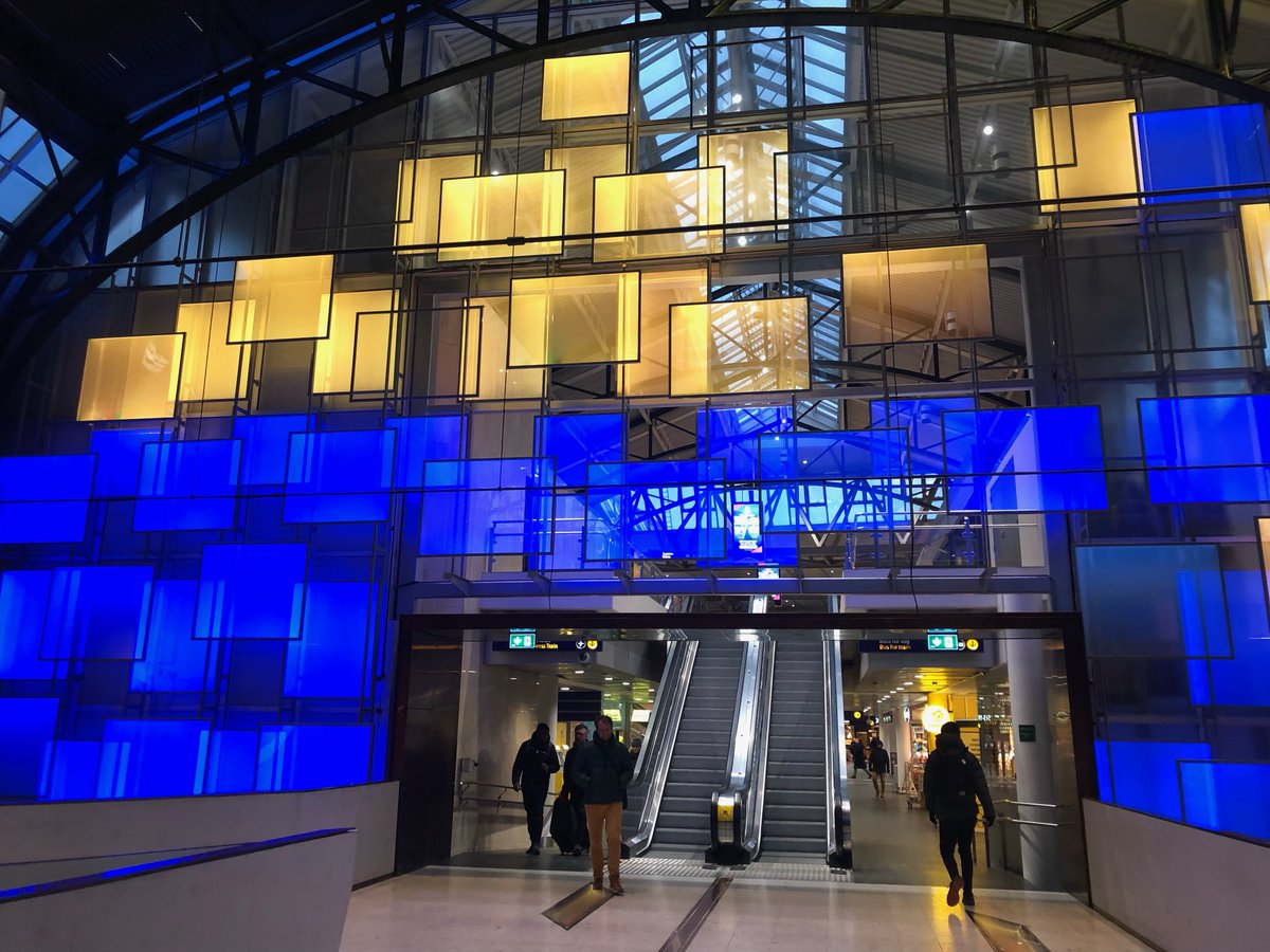 I dag lyssatte vi Østbanehallen på Oslo S for å markere solidaritet og støtte til det ukrainske folk.💙💛 

Siden invasjonen av Ukraina startet, har vi hatt en aktiv rolle i de europeiske jernbaneorganisasjonene.

👉bit.ly/3CpHd92 

<a href="/uic/">UIC railways</a> <a href="/Ukrzaliznytsia/">Ukrainian railways || Укрзалізниця</a> #Ukraine #railway