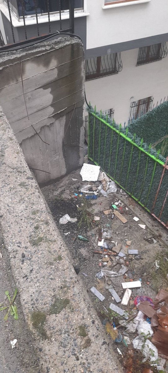 gilivrie's tweet photo. @eyupbelediyesi @istanbulbld resmini attigimiz yol ana hola acilan ara yolumuzdu uygunsuzca kapatildigi yetmedi devasa bir bina balkonuyla kapatildi anacaddeye inmek icin farkli yokuslar kullanmak zorunda kaliyoruz yaslisi var bebegi olan var yol yayalara enazindan acilsin https://t.co/67mvBf0neU