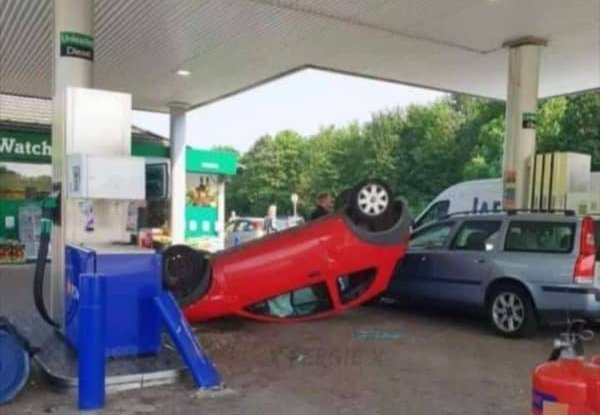 DillenMasawi's tweet image. Breaking news; A car has just fainted at a local gas station after hearing the new fuel prices 😭😭