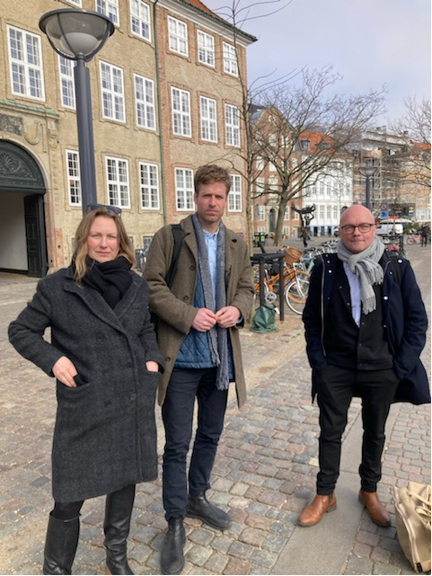 Mitchelllkkkirb's tweet photo. Er netop trådt ud fra godt møde med @AneHalsboe.

Vi talte om, hvordan kunst og kultur kan være med til at binde nogle af de bånd sammen, som krig river over.

Det vrimler med initiativer! Det man du høre mere i Kulturen på P1 kl. 14.14 - med et par kolleger.

#dkpol #dkkultur https://t.co/4Kvg9W7Ako