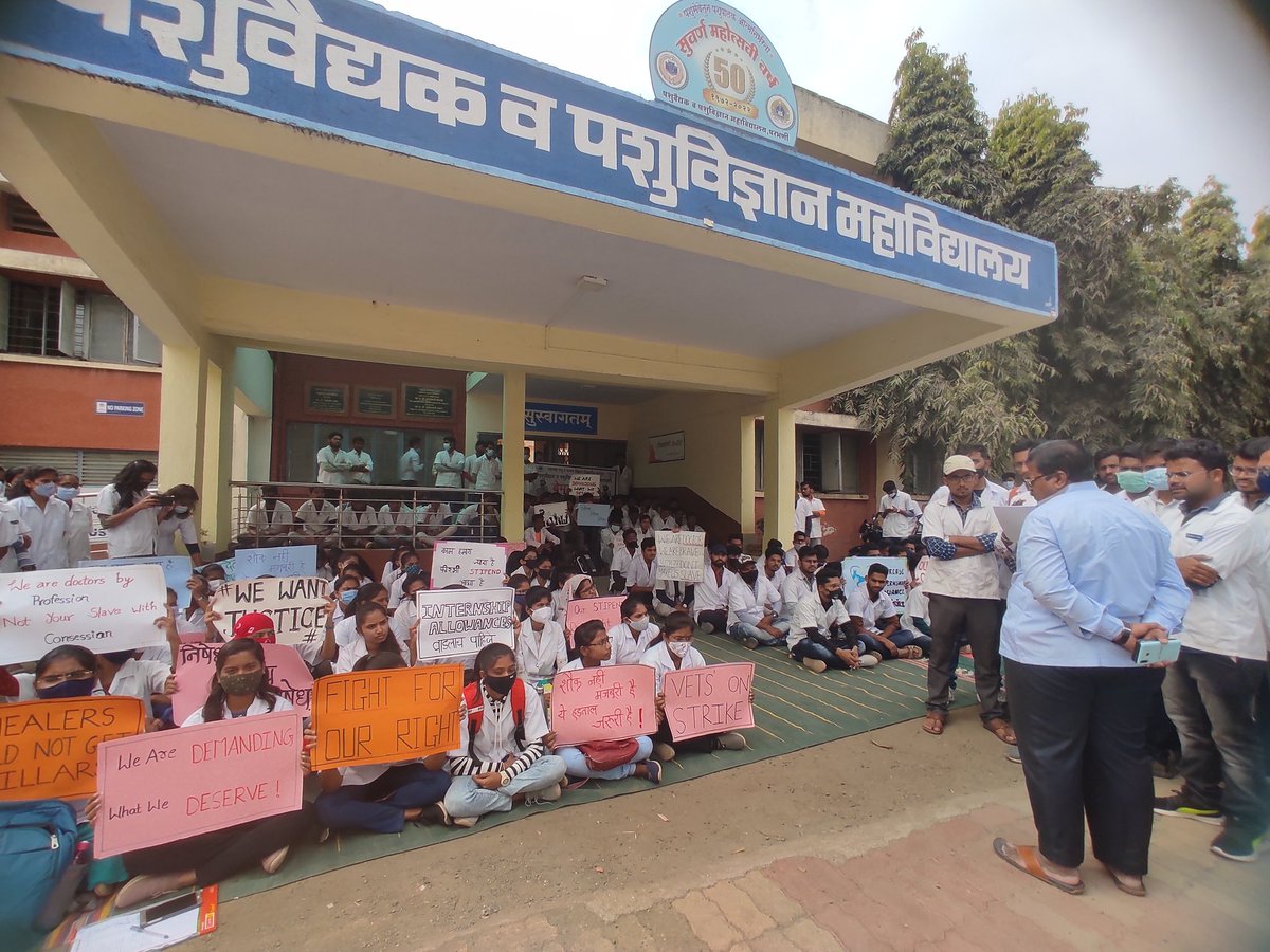 BagheleKenchin's tweet photo. Strike continues on 3rd day!!
#increase_vet_stipend #vets_on_strike 
#IncreaseInternshipAllowance

जब PROFESSION है एक जैसा तो ये भेदभाव कैसा???

@AjitPawarSpeaks @Dev_Fadnavis @SunilKedar1111 @CMOMaharashtra @ChDadaPatil @RajThackeray https://t.co/EM3VScvxf5