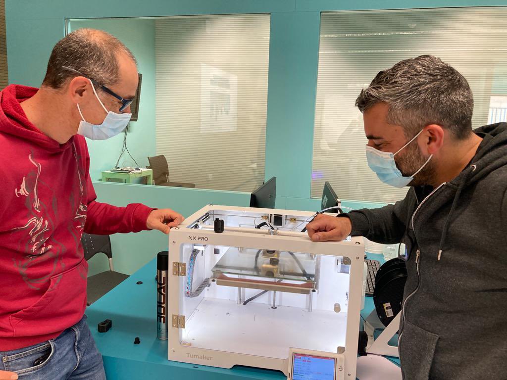 LabManlleu's tweet photo. 🗣La #vidaalLAB és un no parar 🤣
Visites per conèixer l'espai de #coworking , atenció a l'emprenedoria, impressió 3D...
#Nonstop #alcemlacresta https://t.co/DE5B8DQz8C