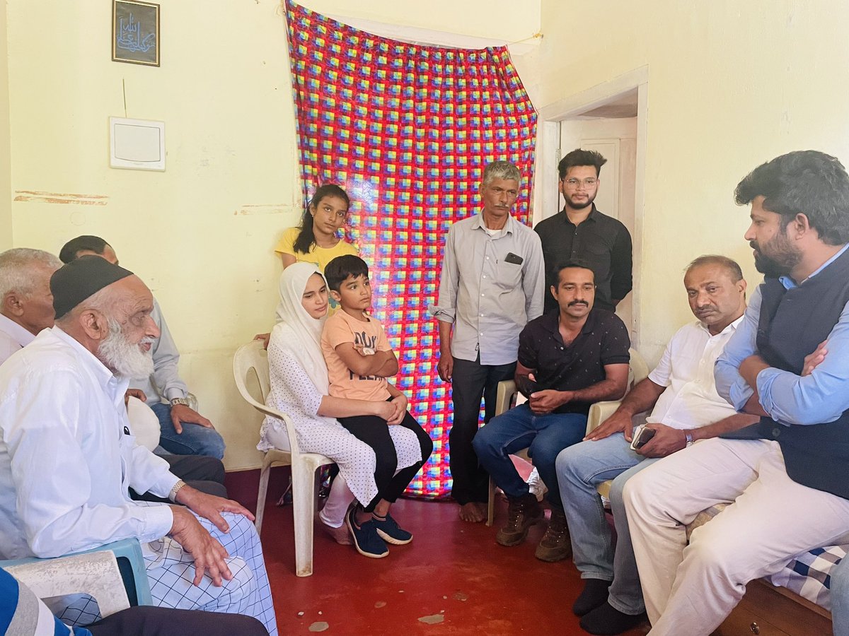 mepratap's tweet photo. ಇತ್ತೀಚೆಗೆ ಕಾಶ್ಮೀರದಲ್ಲಿ ಪ್ರಾಣ ಕಳೆದುಕೊಂಡ ಕೊಡಗಿನ ಯೋಧ ಅಲ್ತಾಫ್ ಅವರ ಪತ್ನಿ ಮತ್ತು ಮಕ್ಕಳನ್ನು ಭೇಟಿಯಾಗಿ ಸಂಸದ ಪ್ರತಾಪ್ ಸಿಂಹ ಸಾಂತ್ವನ ಹೇಳಿದರು. 50 ಸಾವಿರ ರೂ ಆರ್ಥಿಕ ಸಹಾಯ ಮಾಡಿ, ಬಾಡಿಗೆ ಮನೆಯಲ್ಲಿರುವ ಅಲ್ತಾಫ್ ಕುಟುಂಬಕ್ಕೆ ಸರ್ಕಾರಿ ಜಮೀನು ಕೊಡಿಸುವ ಭರವಸೆ ನೀಡಿದರು. https://t.co/EJWSnanPF6