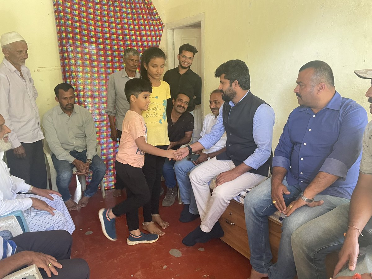 mepratap's tweet photo. ಇತ್ತೀಚೆಗೆ ಕಾಶ್ಮೀರದಲ್ಲಿ ಪ್ರಾಣ ಕಳೆದುಕೊಂಡ ಕೊಡಗಿನ ಯೋಧ ಅಲ್ತಾಫ್ ಅವರ ಪತ್ನಿ ಮತ್ತು ಮಕ್ಕಳನ್ನು ಭೇಟಿಯಾಗಿ ಸಂಸದ ಪ್ರತಾಪ್ ಸಿಂಹ ಸಾಂತ್ವನ ಹೇಳಿದರು. 50 ಸಾವಿರ ರೂ ಆರ್ಥಿಕ ಸಹಾಯ ಮಾಡಿ, ಬಾಡಿಗೆ ಮನೆಯಲ್ಲಿರುವ ಅಲ್ತಾಫ್ ಕುಟುಂಬಕ್ಕೆ ಸರ್ಕಾರಿ ಜಮೀನು ಕೊಡಿಸುವ ಭರವಸೆ ನೀಡಿದರು. https://t.co/EJWSnanPF6